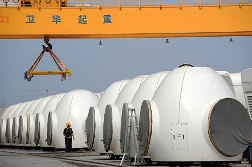 9月2日,一名工人正在內蒙古自治區通遼市經濟技術開發區內的中科風電兆瓦級風機廠吊裝風機。 擁有豐富能源、資源的內蒙古自治區以科學發展觀為指導,合理更新能源結構,大力發展風電、水電梯級開發和太陽能等“綠色能源”基地建設。截至2011年初,內蒙古自治區風能開發利用躍居全國首位,裝機容量突破500萬千瓦,打造名副其實的“草原風電三峽”。風電產業快速發展和良好的發展前景帶動了風電設備制造產業興起和發展壯大。目前,內蒙古已有風電設備制造企業42家,已投產的風電設備制造企業銷售整機1779臺(套),銷售收入超120億元,初步形成了整機和零部件配套的生產體系,風電產業鏈的延伸擴展,成為內蒙古自治區裝備制造業新的增長點。 新華社記者 張領 攝