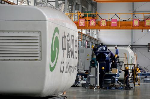 9月2日,技術人員正在內蒙古自治區通遼市經濟技術開發區內的中科風電兆瓦級風機廠組裝風機。新華社記者 張領 攝